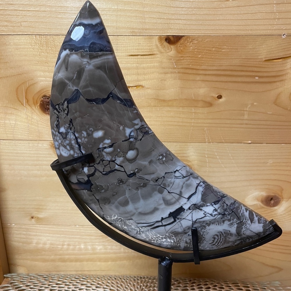Elegant Blue and Gray Agate Sculpture - Picture 3 of 8